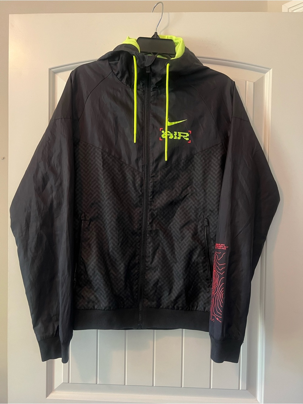 Nike Men's Catching Air Windrunner Jacket Black Volt, men’s size Small